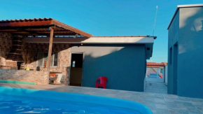 Casa espaçosa, com piscina e churrasqueira